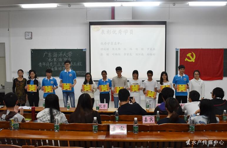 E:\伟德国际1946bv官网\水产传媒中心\新闻稿\青马结业\给予优秀学员颁发奖状.jpg E:\伟德国际1946bv官网\水产传媒中心\新闻稿\青马结业\给予优秀学员颁发奖状.jpg