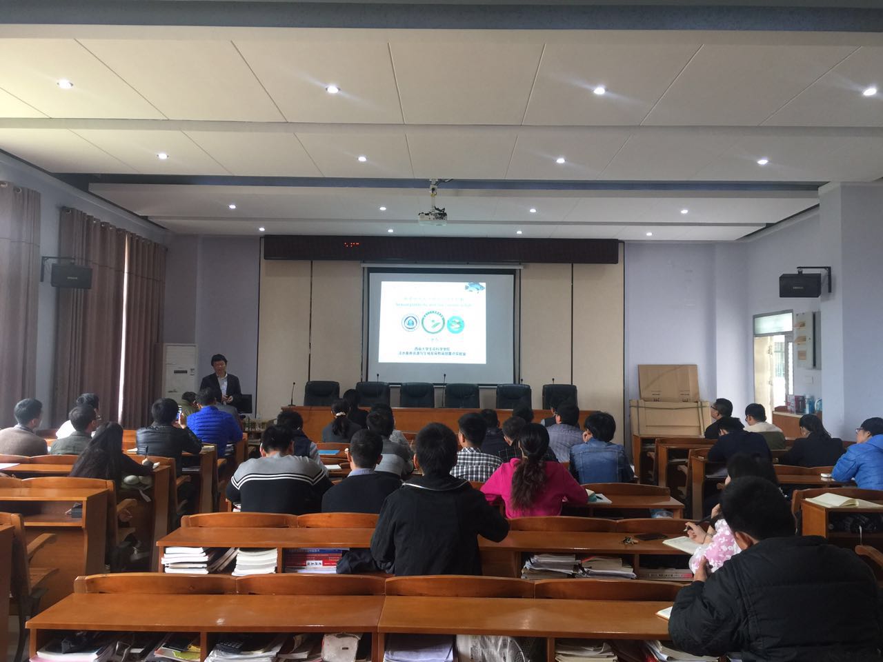 王德寿教授在做学术报告.jpg
